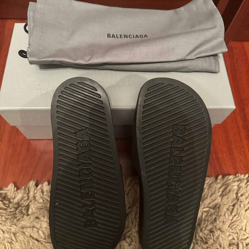 Balenciaga women’s black pool slides US size 10/ EUR size 40 - Picture 4 of 4